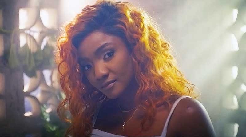 Simi premiers Naked Wire Music Video.