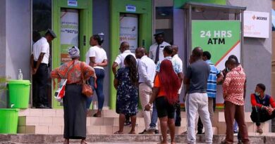 Nigeria limits cash withdrawals to $225 a week
