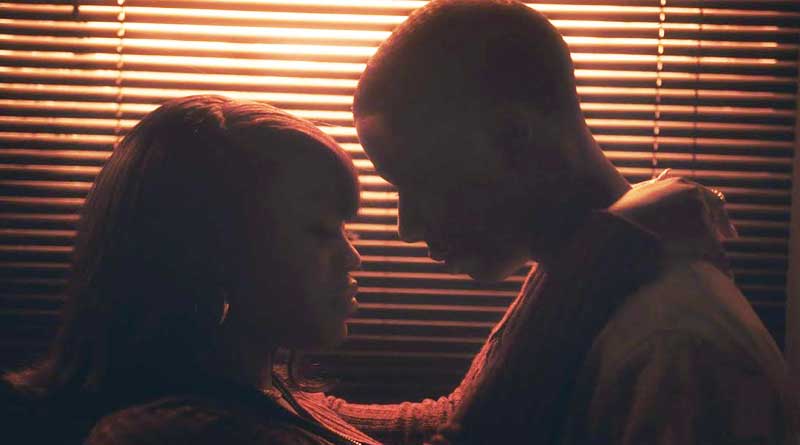 Gyakie and JBee kiss in Scar music video