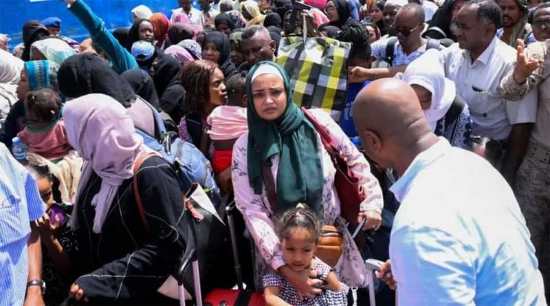 Chaos at port as thousands rush to leave Sudan crisis