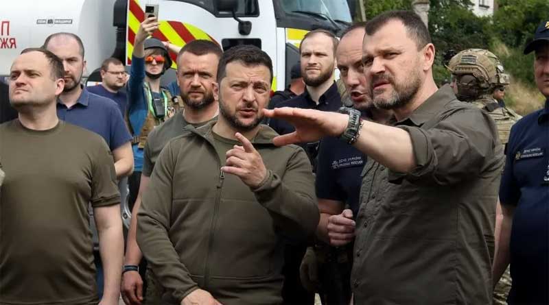 Ukraine president Zelensky with some of his military men